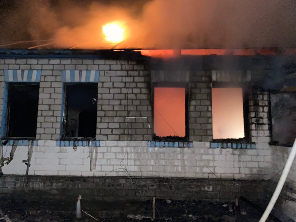 палає хата