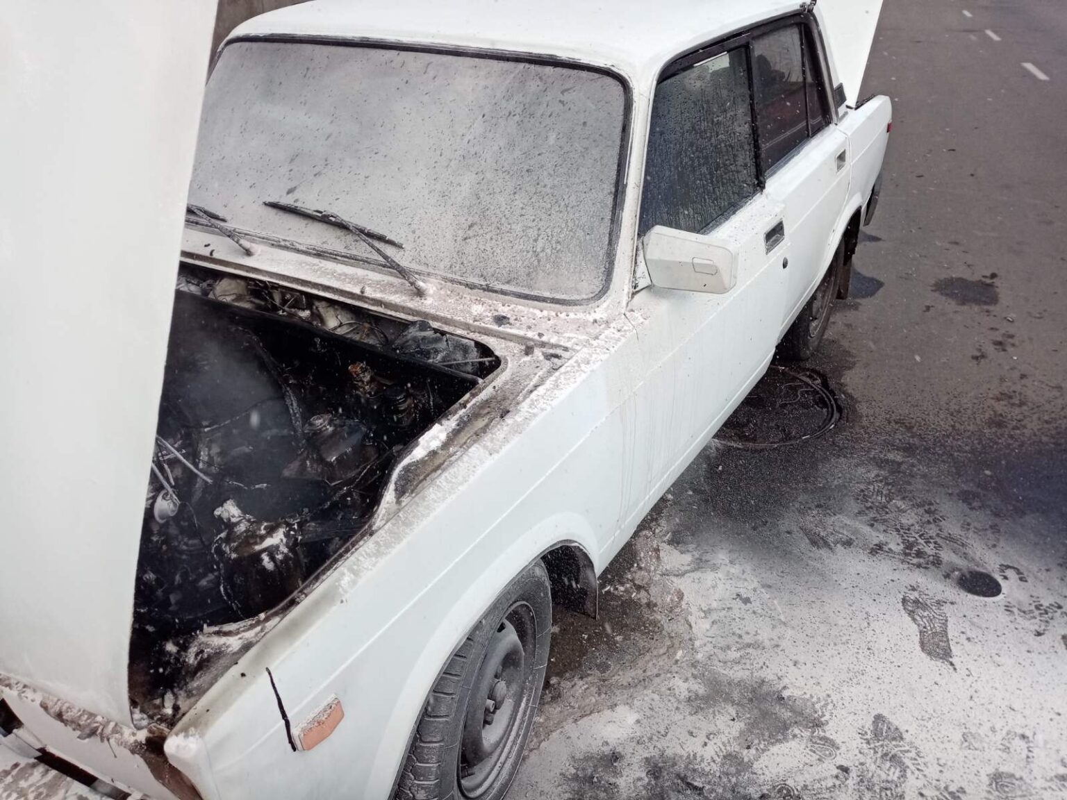 Ранкова несподіванка: у Броварах згоріла автівка. ФОТО Згоріло Жигулі