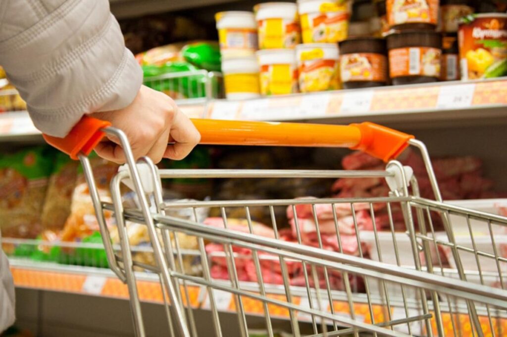 В Україні запровадили держрегулювання цін на продукти і медтовари продукти харчування