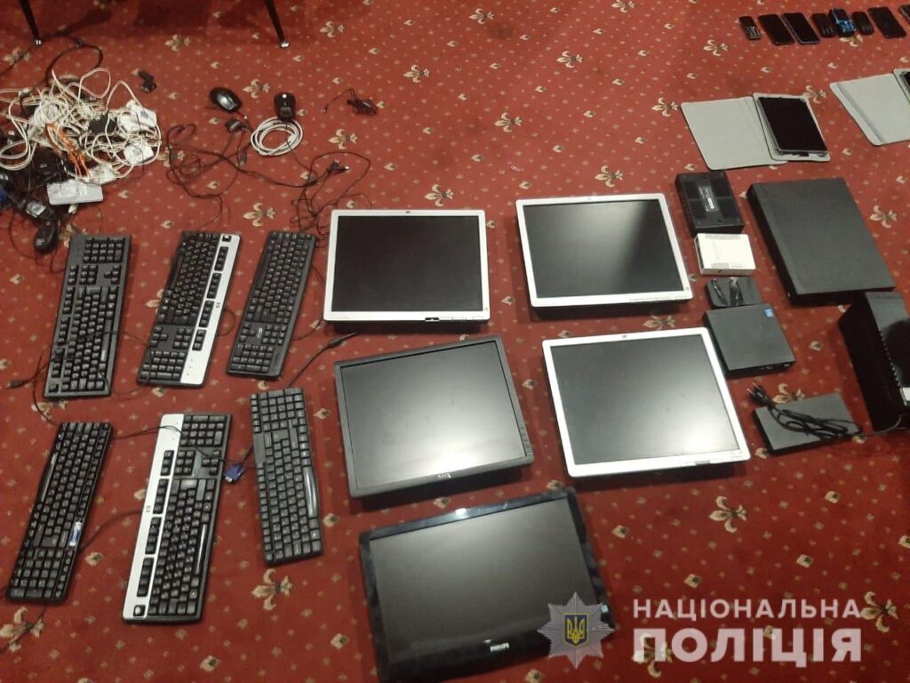 На вул. Чорновола «накрили» зал гральних автоматів комп'ютерна техніка