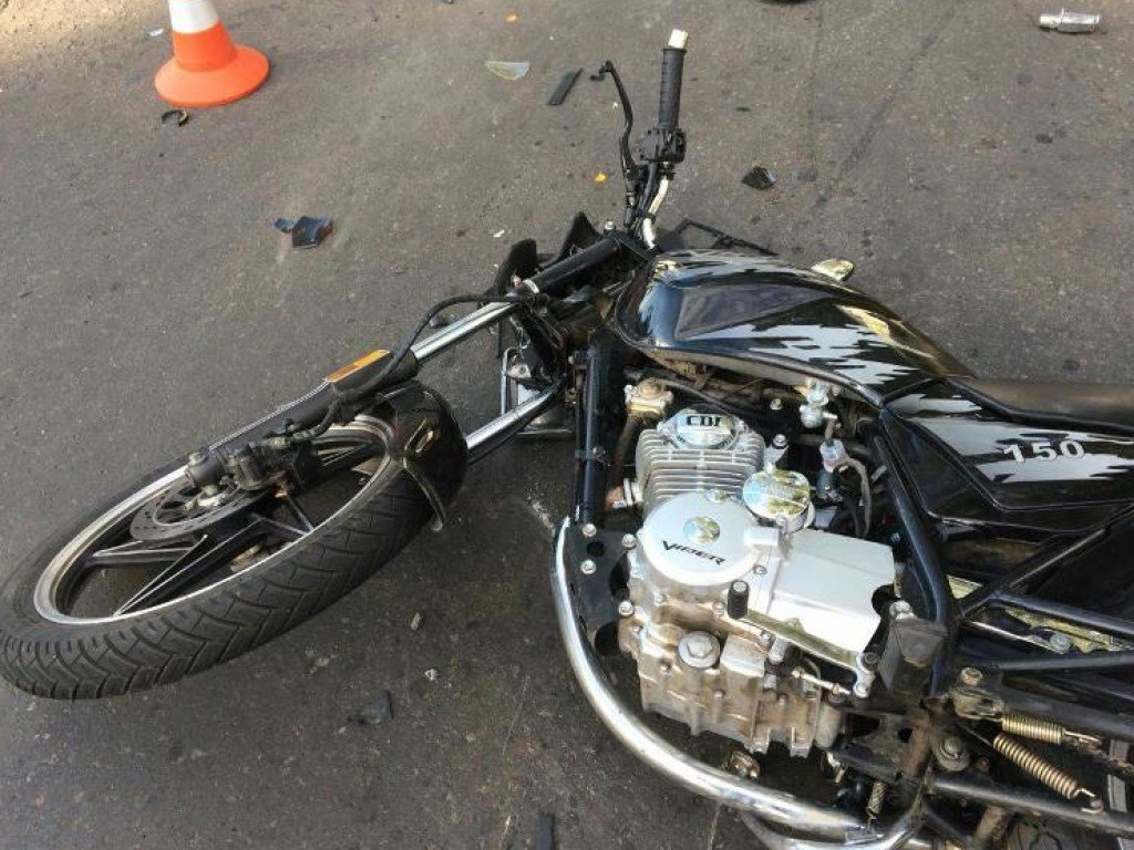 У Броварах мотоцикліст урізався в авто і втік без травмованого пасажира ДТП з мотоциклом