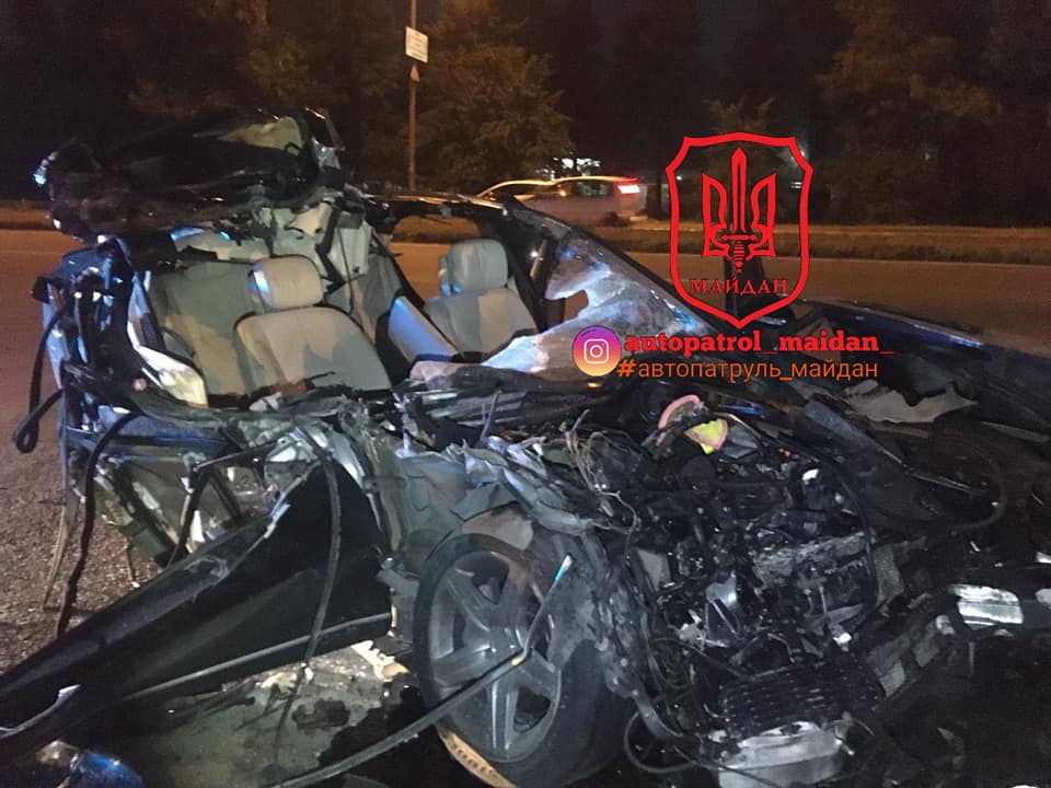 Заснув за кермом – врізався у фуру. Водія шпиталізували. ФОТО Мерседес у ДТП