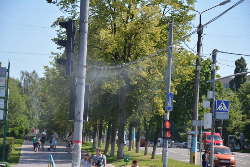 У центрі Броварів працюють розпилювачі води проти спеки. ФОТО розпилювач