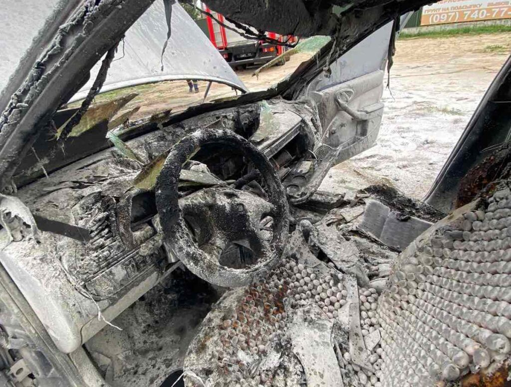 У Скибині на трасі згорів легковик. ФОТО Скибин
