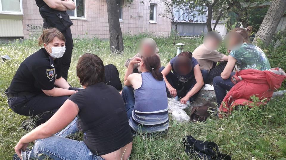 У Требухові продавали неповнолітнім алкоголь, а в Броварах та Гоголеві – молодь розпивала і курила в громадських місцях розпивання алкоголю