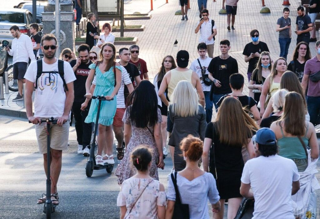 Кабмін продовжив карантин до 31 жовтня люди