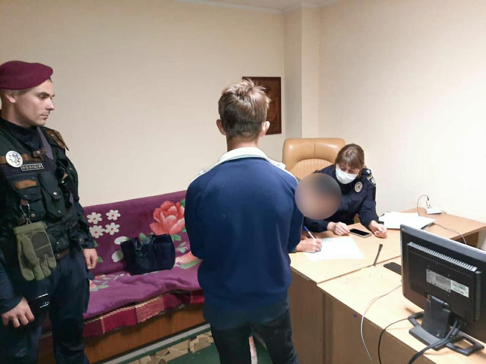 П’яна малолітня дитина: результати поліційного рейду. ФОТО малолітній