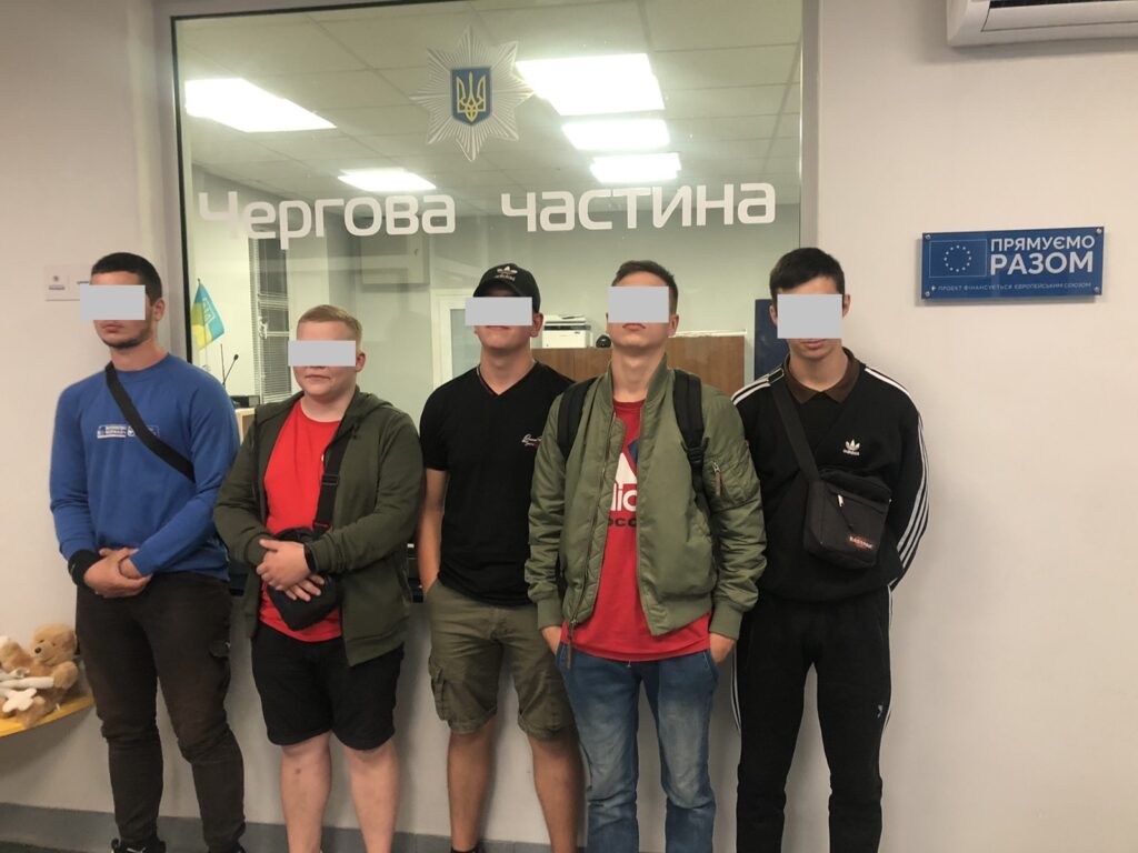 Зламали гойдалку в парку: «Комкон» затримав 5 молодиків. ФОТО затримані