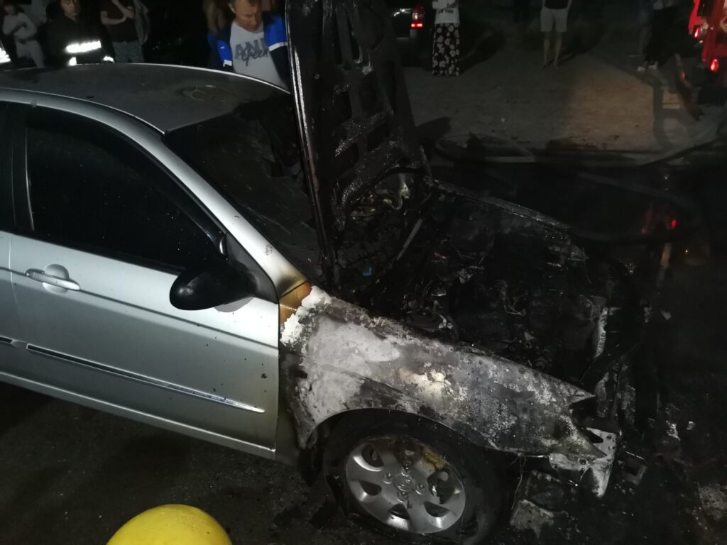 Вночі на Торгмаші згорів легковик журналістів «Схем». ФОТО КІА Черато