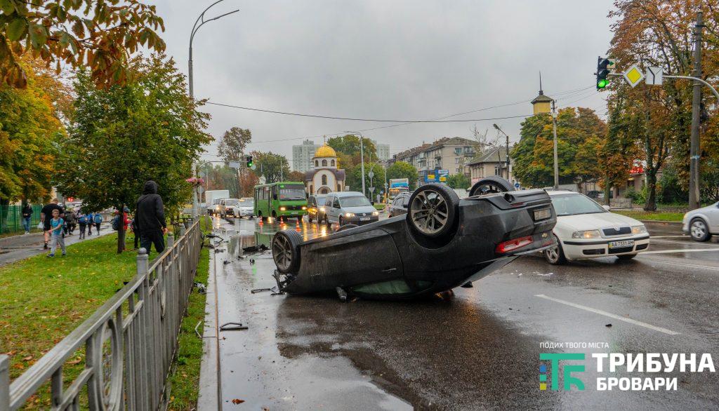 ДТП із перевертанням: у Броварах водій «спорткару» не впорався з керуванням. ФОТО. ВІДЕО ДТП на Розвілці Chevrolet Camaro