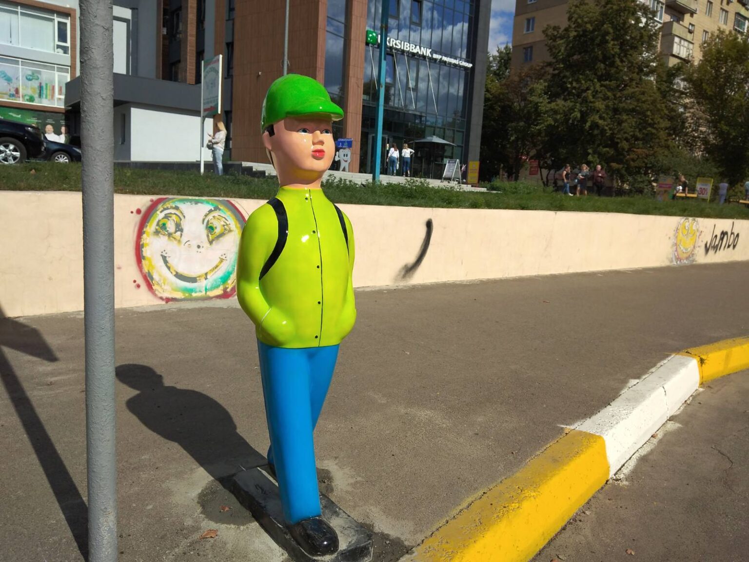 Біля двох броварських шкіл з’явилися «зелені чоловічки». ФОТО Зелений чоловічок