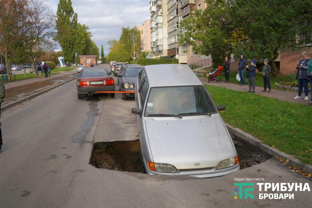 На прибудинковій території бульв. Незалежності, 12 під автомобілем провалилася земля. Відео