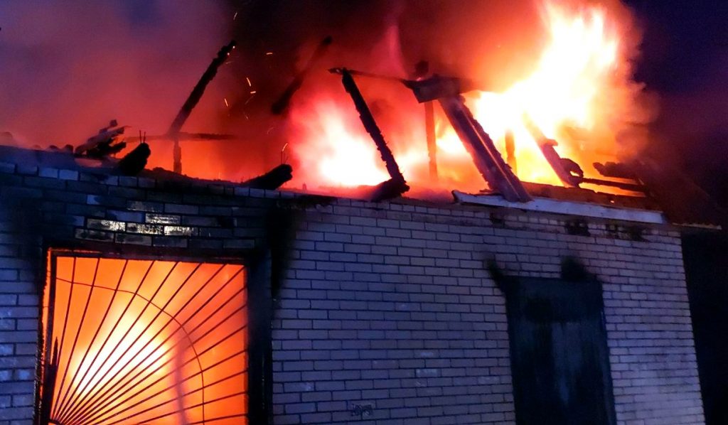 Горів не вперше: у Заворичах ущент згорів продуктовий магазин пожежа магазин в с. Заворичі