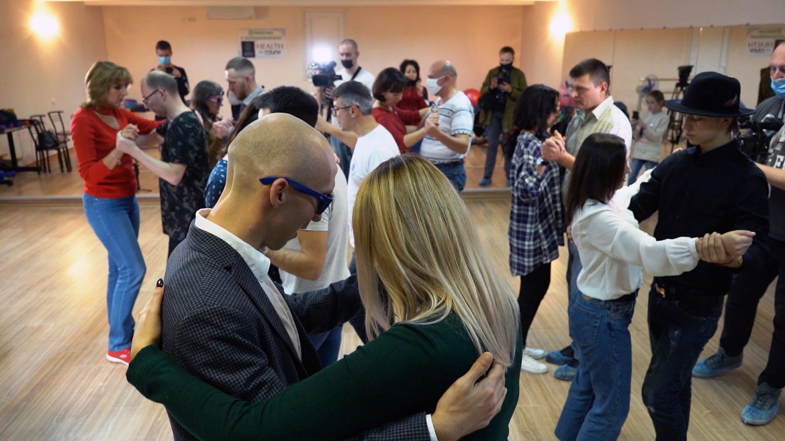 Kizomba in touch: у Броварах незрячих людей вчитимуть танцювати кізомбу. Відео