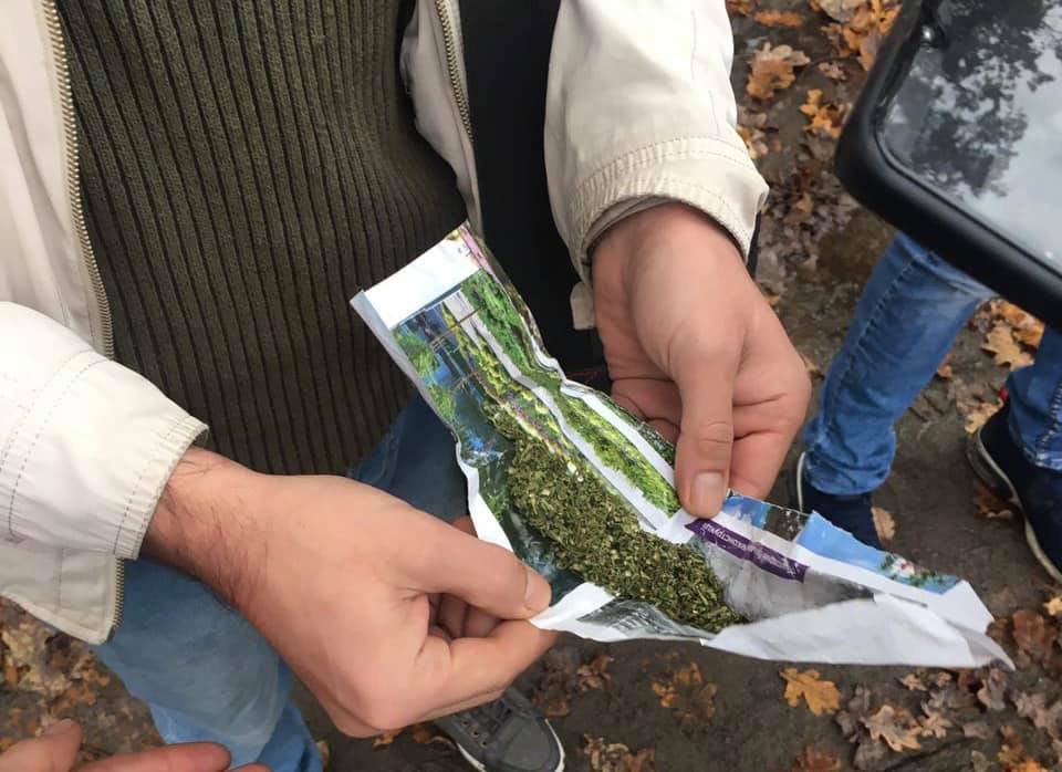 Броварська поліція «накрила» молодиків за зберігання наркотиків наркотики