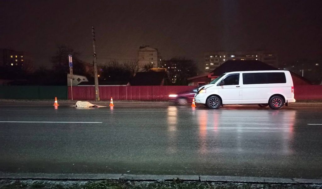 Мікроавтобус насмерть збив чоловіка на Київській