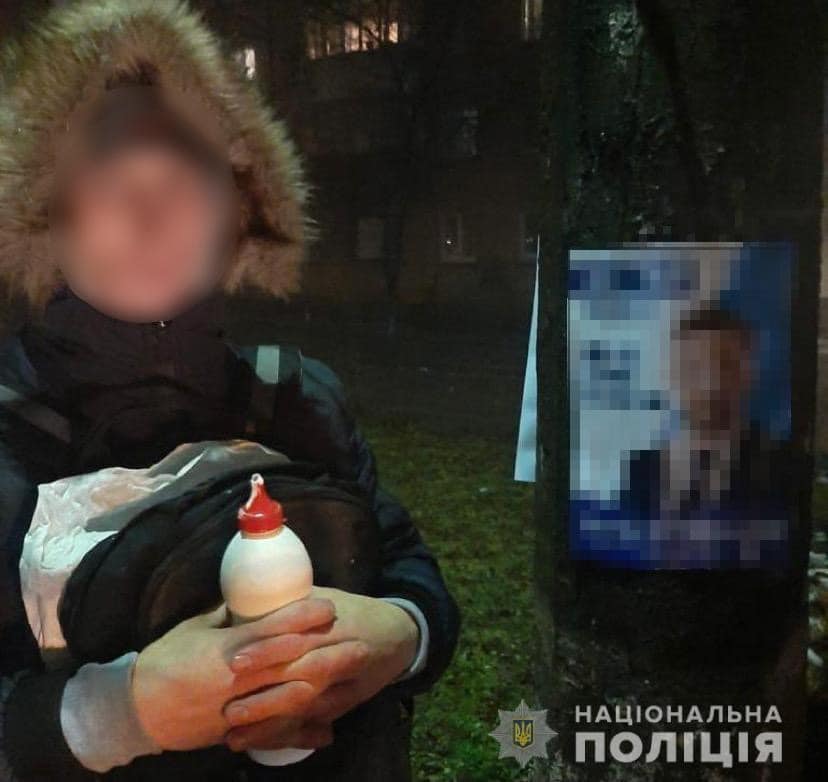 Агітатор розклеював на стовпах буклети