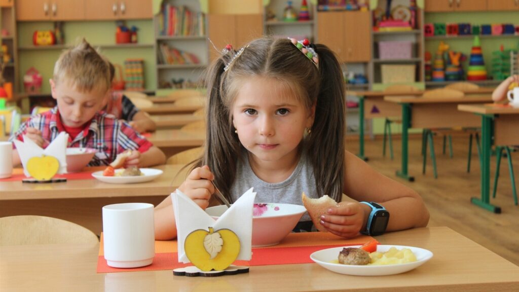 Більше фруктів і м’яса, менше солі і цукру: зміни норм харчування в школах і садках Харчування дитячий садок