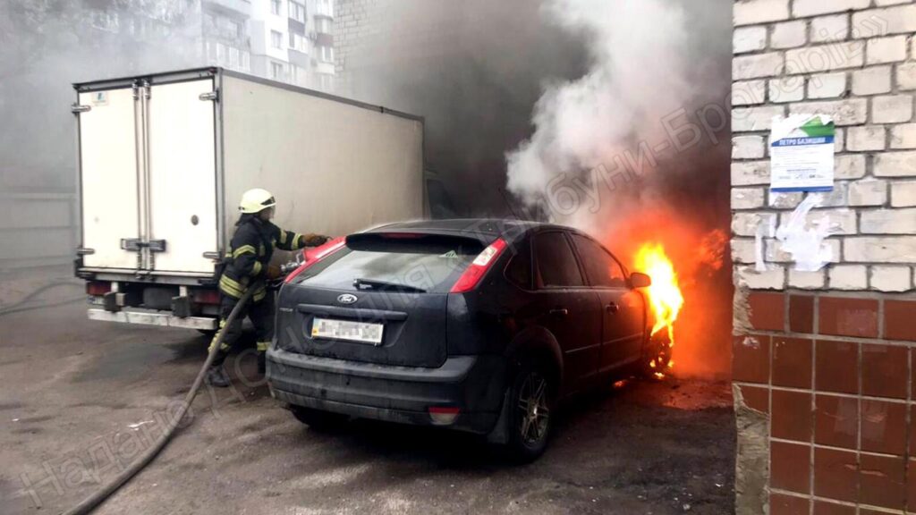 У Броварах на Короленка та Шевченка загорілись три автівки. ФОТО Пожежа горять автомобілі