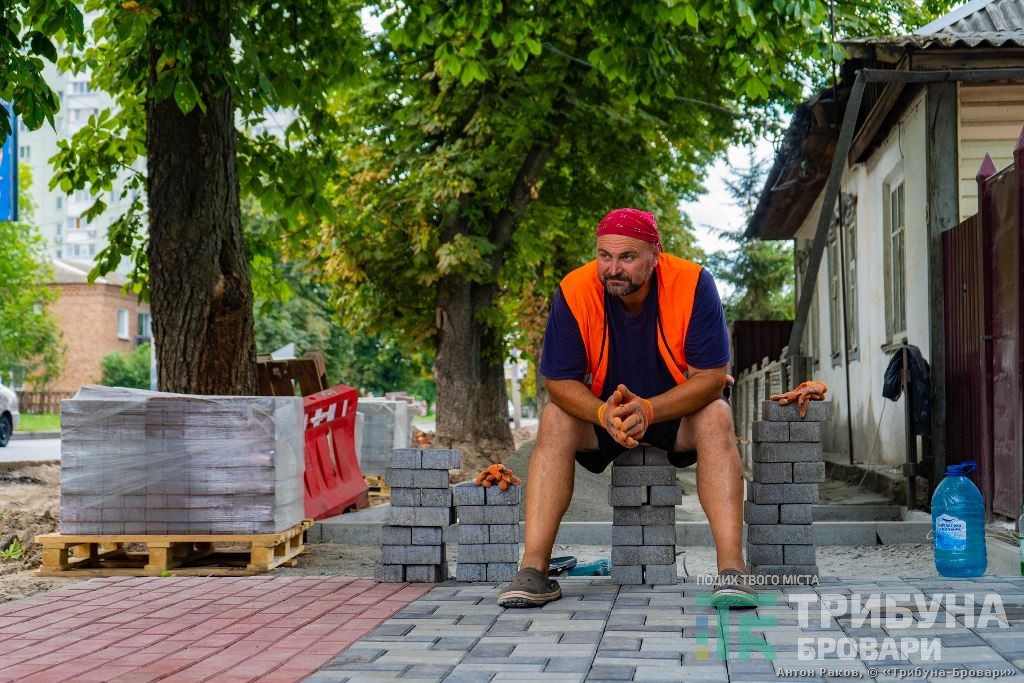 тротуар і велодоріжка, чувак сидить