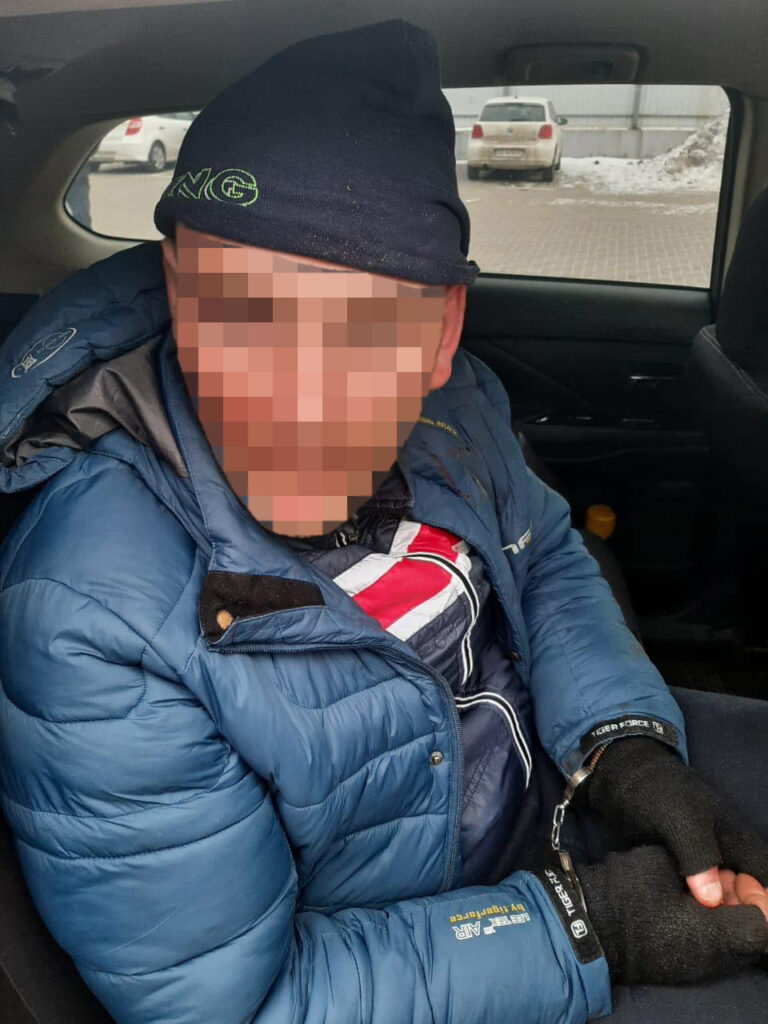 Грузин з автівки викрав гроші