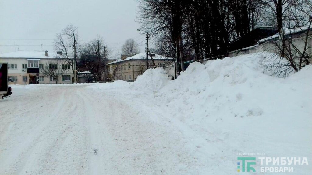 очистка сніга на вулицях