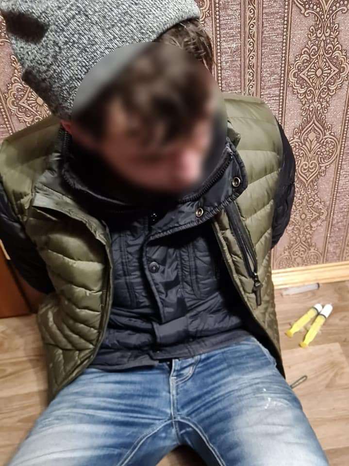 Шприци з білою речовиною та пігулки метадону у чоловіка на Незалежності