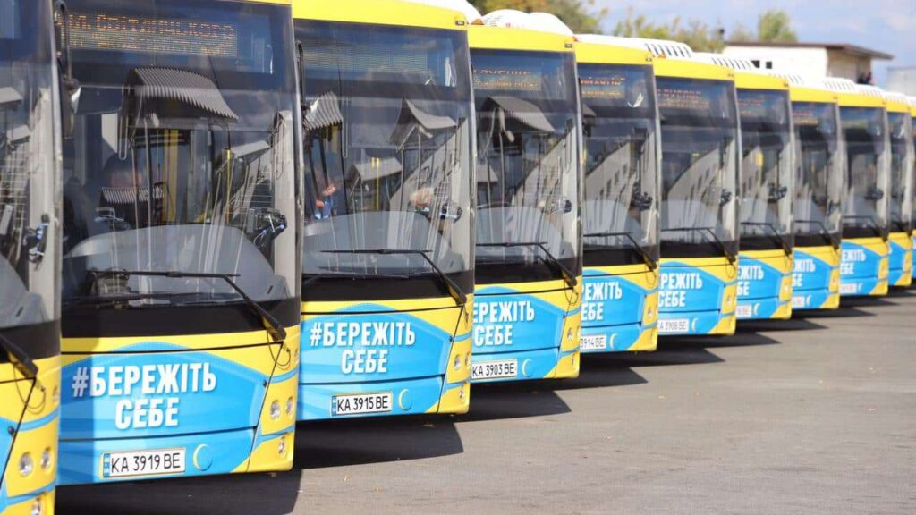 Карантинні гойдалки: у Києві в громадському транспорті перевозитимуть більше пасажирів автобус