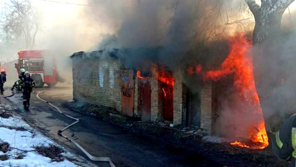У Броварах за годину трапилися дві пожежі за сусідніми адресами. ФОТО, ВІДЕО Пожежа на Воїнів-афганців, 7-А