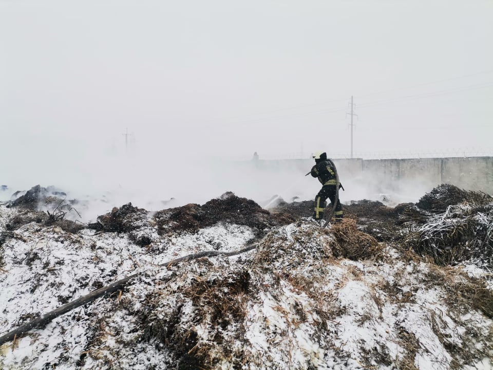 Пожежники цілий день гасили відходи тепличного господарства в Калинівці. ФОТО