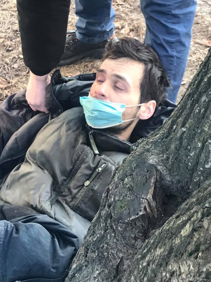 знімав дітей на камеру телефон біля школи 10.03.2021, фото Максим Тимко