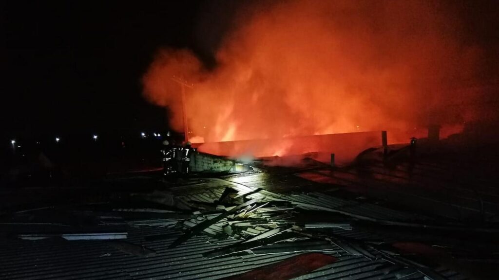 Палаючу пилораму в Красилівці пожежники гасили близько 5-ти годин Пожежа в Красилівці на пилорамі, фото - ДСНС
