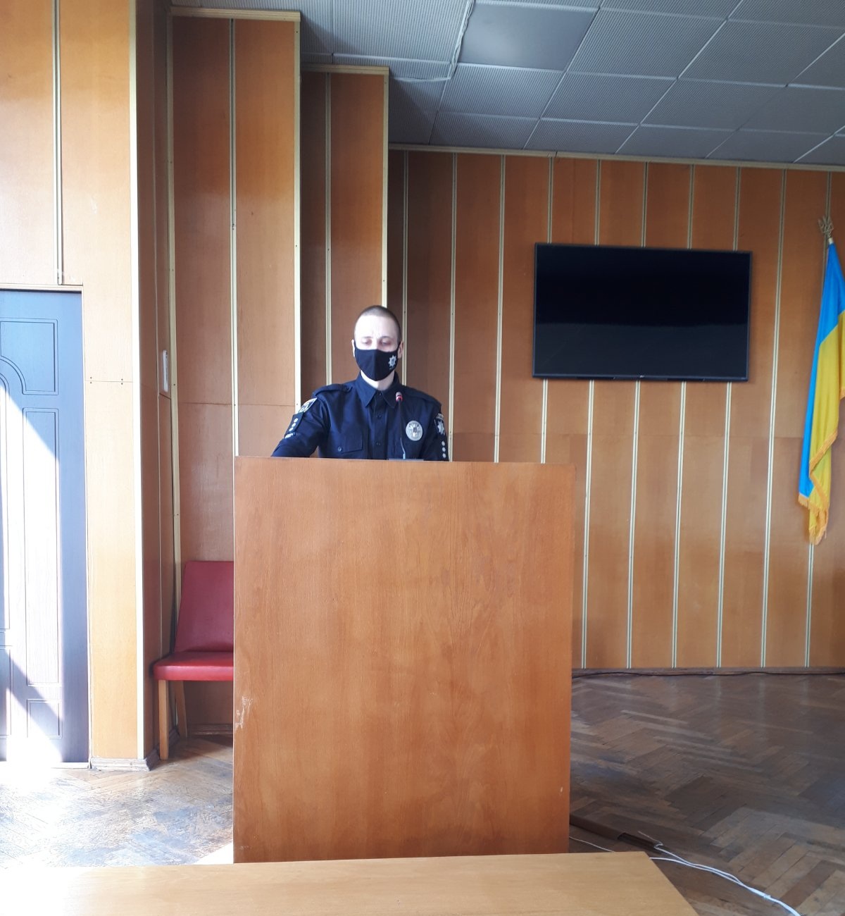 заступник начальника Кіберполіції у Київській області Сергій Ткаченко та інспектор сектору ювенальної превенції Броварського районного управління поліції Микола Чечотка