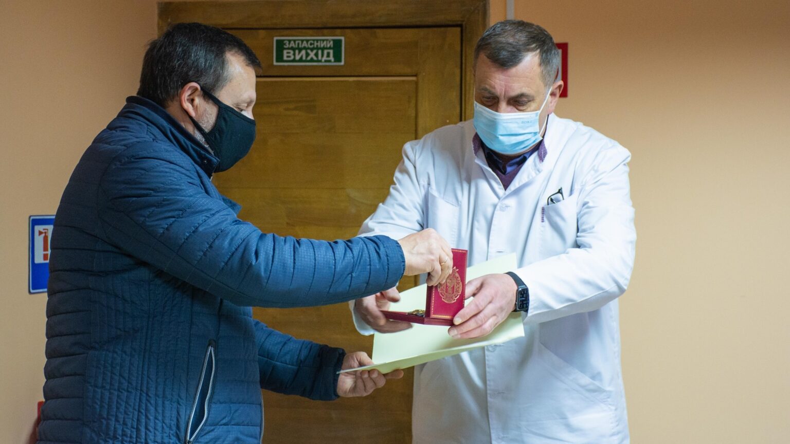Орденом Святого Пантелеймона нагородили медиків броварської «первинки» Нагородження Ігоря Кравцова орденом святого Пантелеймона, фото - БМР
