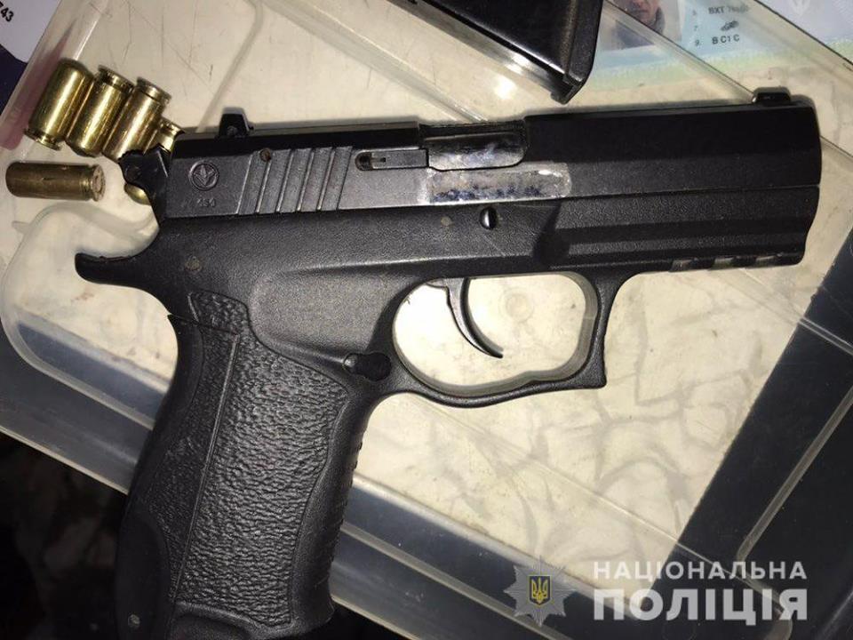 Підстрелив жінку на зупинці. ФОТ - поліція