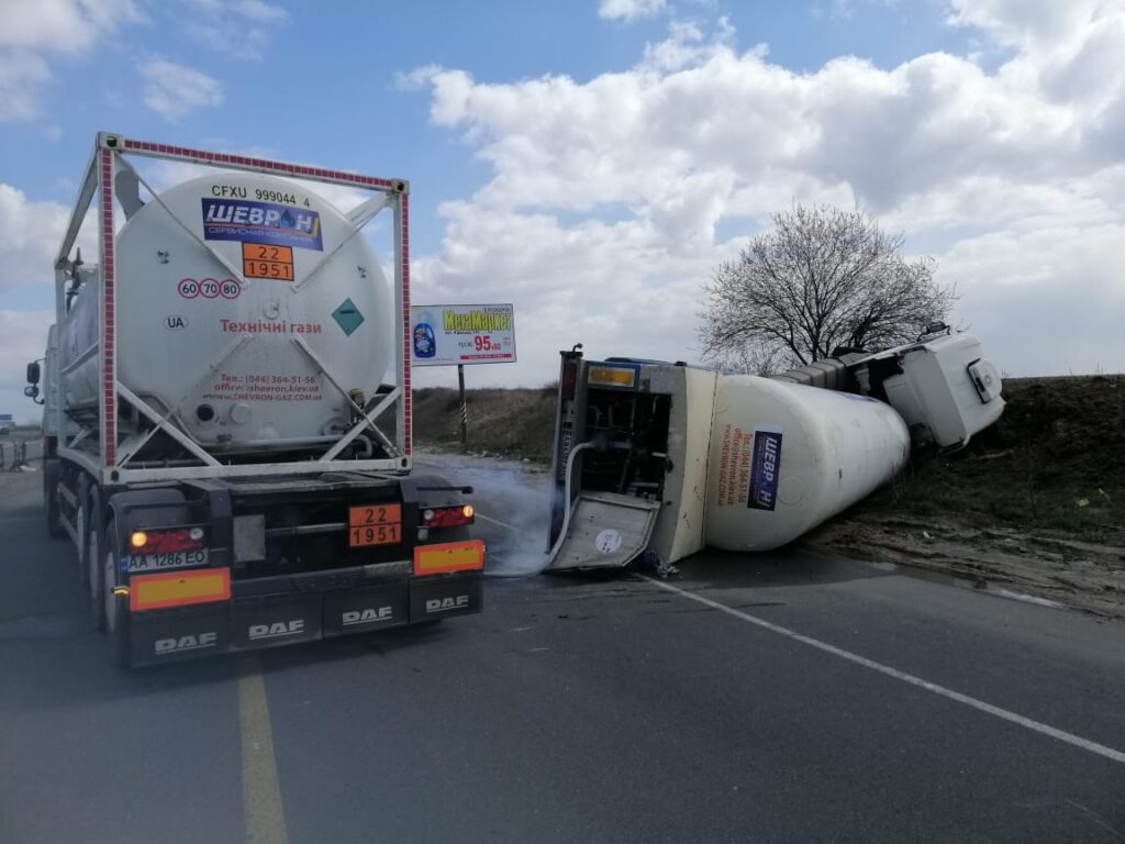 Перекинулась автоцистерна з киснем, ДТП, фото - ДСНС