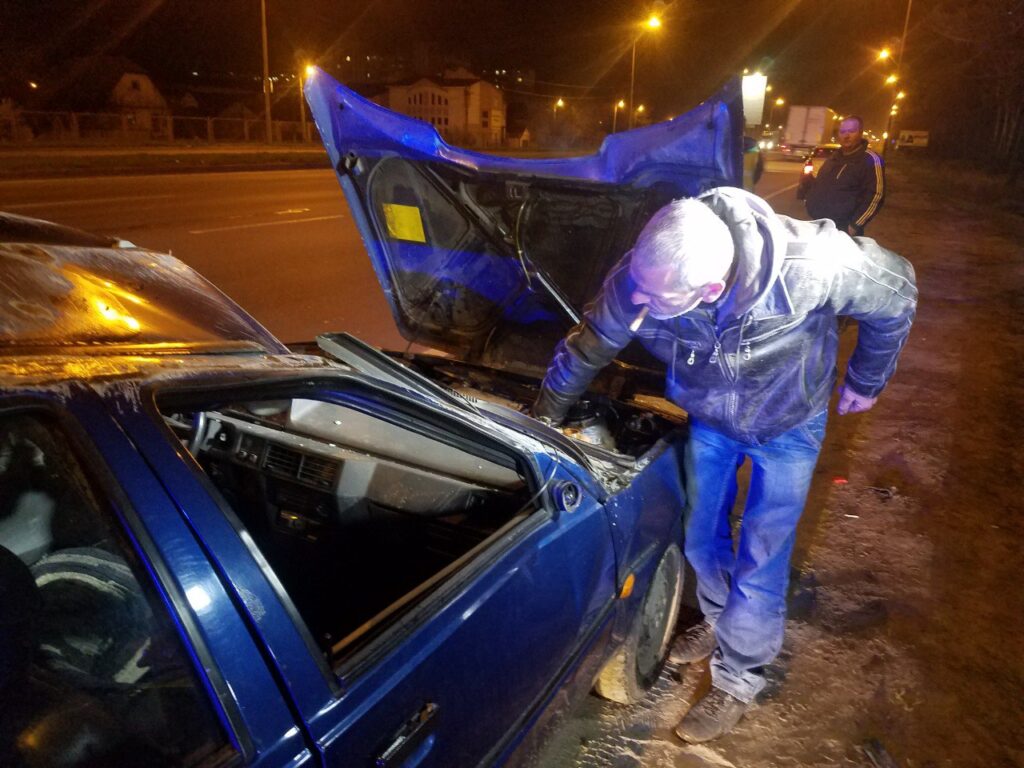 Перекинувся на Славуті біля Києва, фото - Магнолія-ТВ