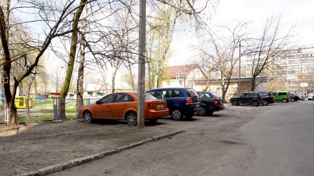 Двір без машин: як уникнути хаотичного паркування біля багатоповерхівок. Відео