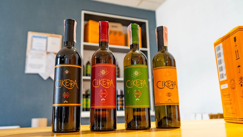 У Броварах працює єдина в Україні промислова медоварня з виробництва сікери. Відео