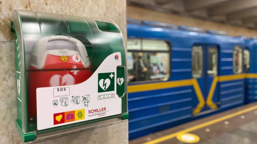 Дефібрилятори в метро. Фото - Київський метрополітен