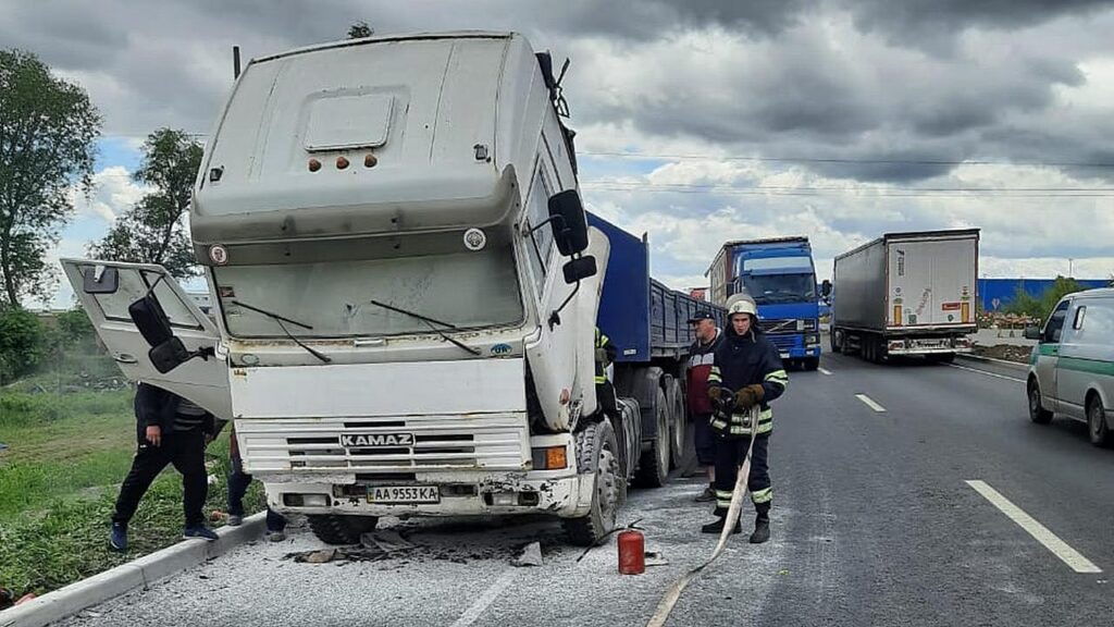На броварській об’їзній від вогню постраждала «фура». ФОТО пожежа вантажний автомобіль об'їзна, фото - ДСНС