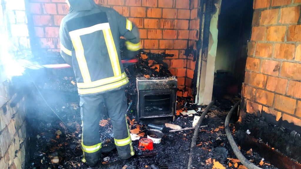 Пожежа в Пухівці: з вогню врятували жінку. ФОТО У Броварах у власній квартирі в пожежі загинула 95-річна жінка. ФОТО