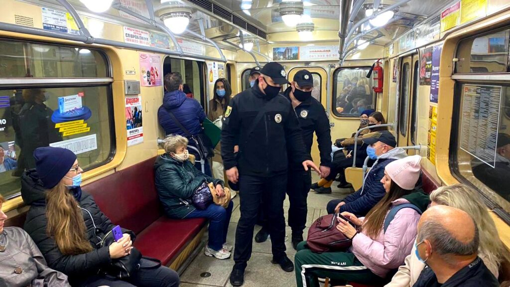 У Києві зупинять метро та перевірятимуть документи: СБУ повідомило про антитерористичні навчання метро поліція