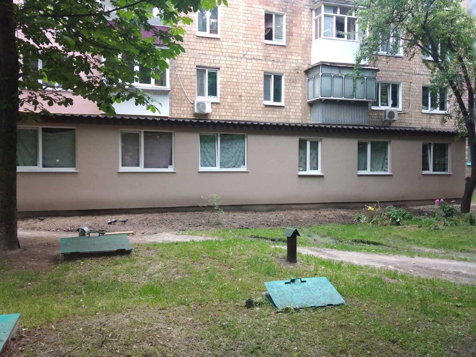 Незаконна прибудова на Короленка, 63