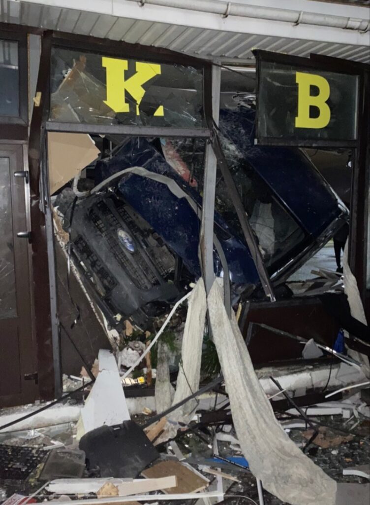 ДТП, мікроавтобус влетів у магазин квіти, фото - Вячеслав Роговой
