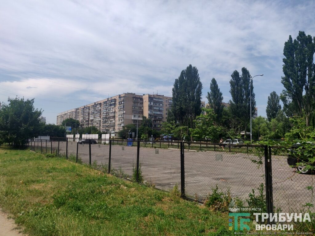 Зі стоянки на вул. Грушевського, 15-Г вигнали автовласників. Будуватимуть АТБ? ФОТО паркування