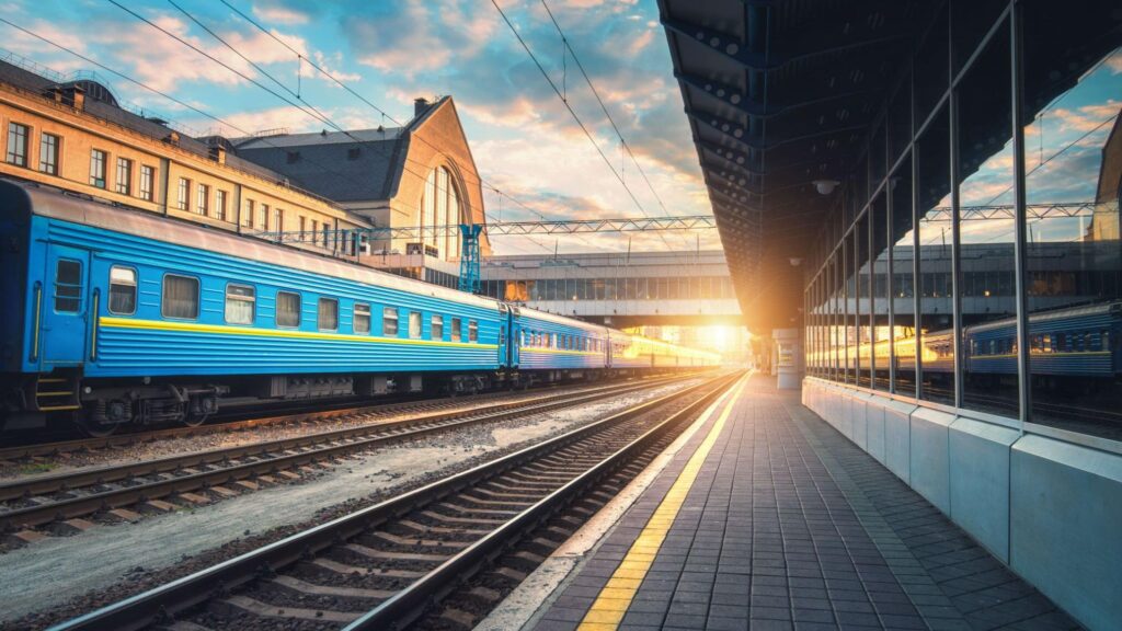«Укрзалізниця» призначила додаткові поїзди до Дня Конституції. Куди можна поїхати