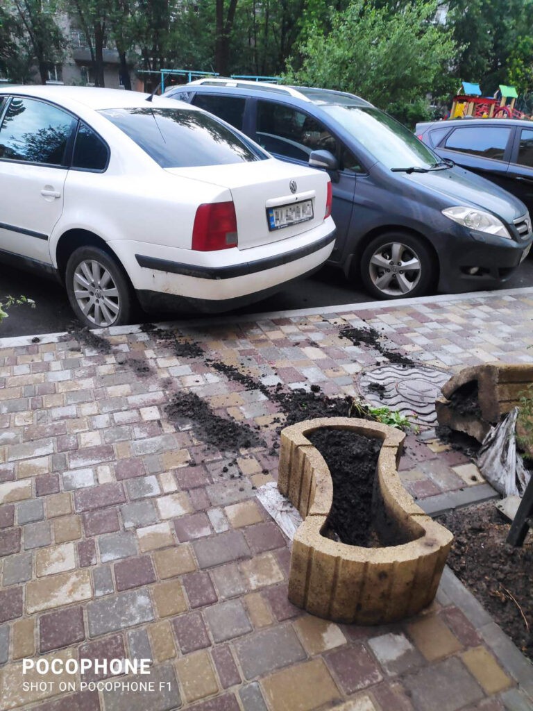 Нищення вазонів та порушення паркування, Незалежності, 10-Б, фото - мешканці будинку