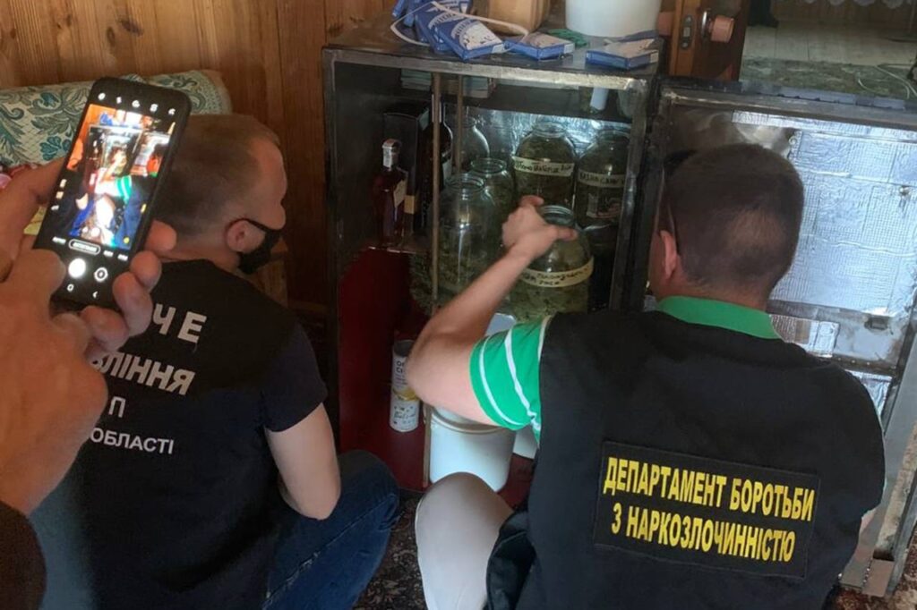 Вирощував в Требухові коноплю, канабіс, фото - поліція