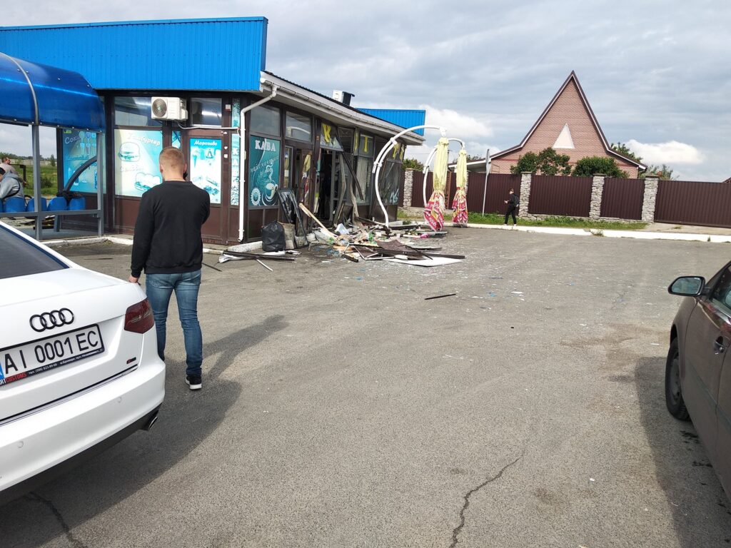 ДТП, мікроавтобус влетів у магазин квіти, фото - Микита Токарєв